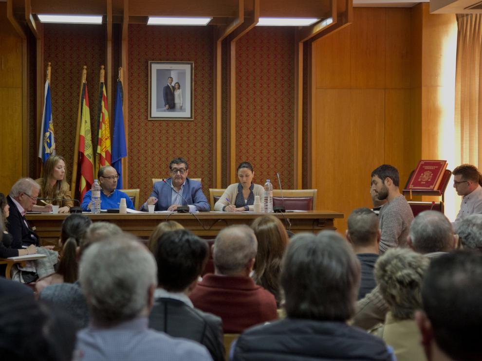 Pleno extraordinario celebrado ayer en Épila en el que se rechazó la reprobación del alcalde