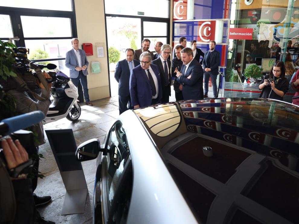 Las autoridades han observado distintos vehículos eléctricos a su llegada a la Cámara.