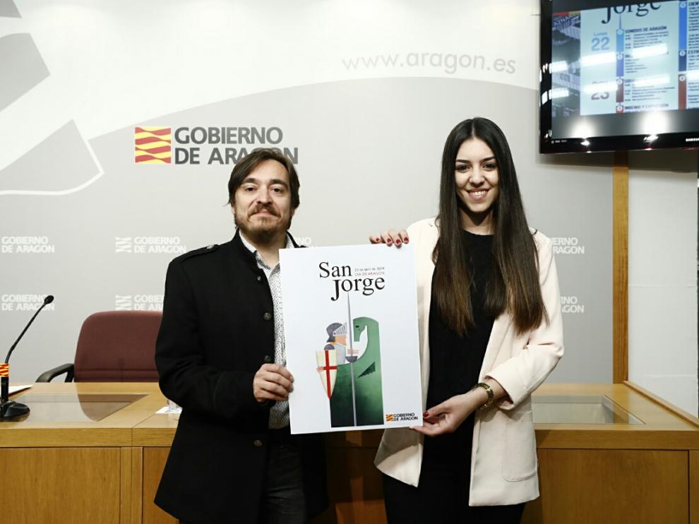 El director general de Cultura y Patrimonio, Nacho Escuín, con la autora del cartel ganador de este año de San Jorge, Natalia Castillo