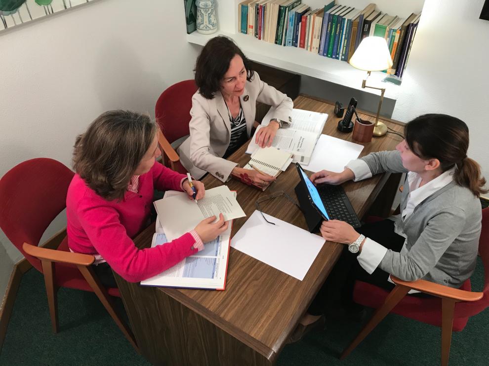Ante la falta de medios, las psiquiatras aragonesas Isabel Irigoyen, Eugenia González y Maite Lanzán han creado una iniciativa para prevenir el suicidio.