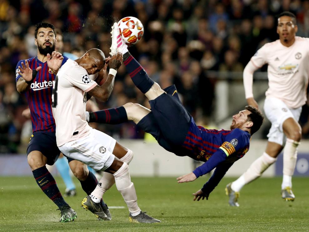 GRAF2675. BARCELONA, 16/04/2019.- El argentino Leo Messi (c), del FC Barcelona, dispara a puerta de chilena, durante el partido de vuelta de cuartos de final de la Liga de Campeones que FC Barcelona y Manchester United disputan esta noche en el Camp Nou. EFE/ Andreu Dalmau BARCELONA MANCHESTER UNITED