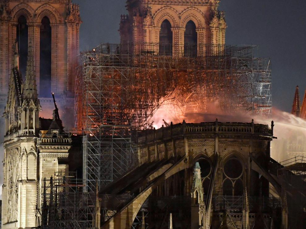 Devastador incendio en la catedral de Notre Dame de París.