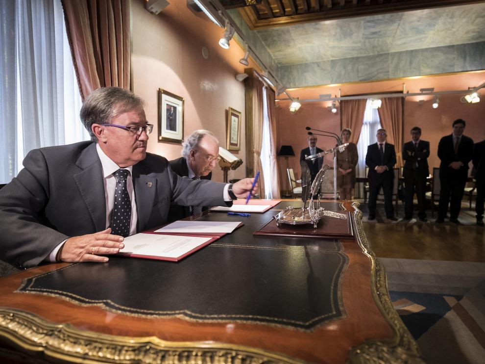 El Justicia de Aragón, Ángel Dolado, ha firmado este martes el indulto a un preso a petición de la Cofradía de la Piedad de Zaragoza por Semana Santa.