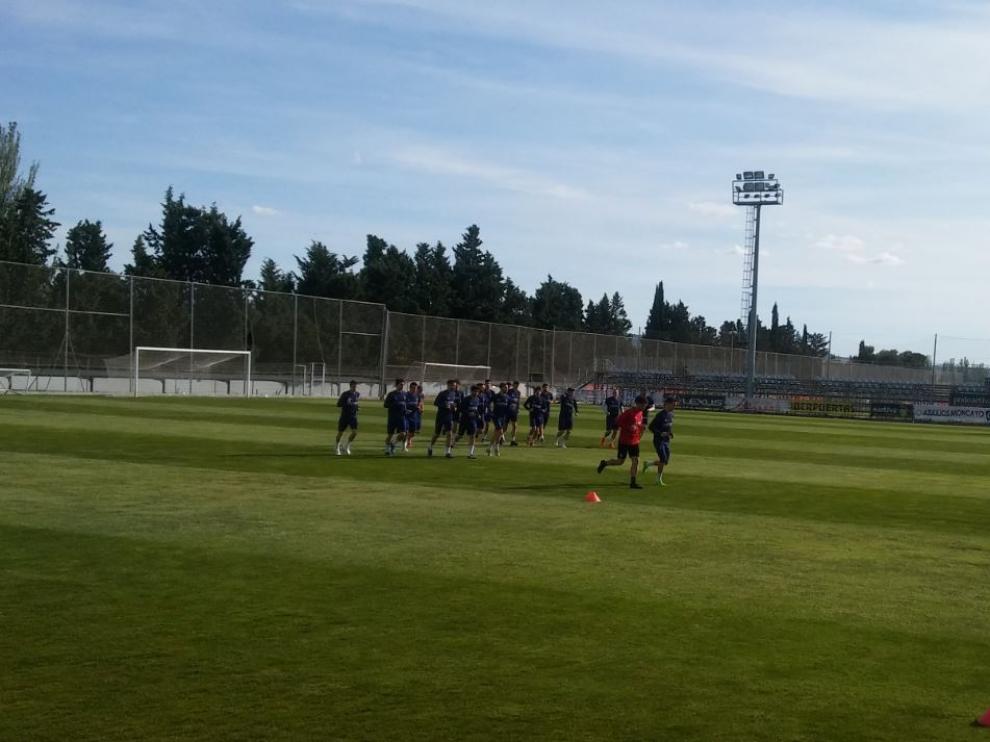 Los jugadores del Real Zaragoza, pasadas las 6 de la tarde de este martes, al inicio del primer entrenamiento de la semana, tras media hora de charla con Víctor Fernández.