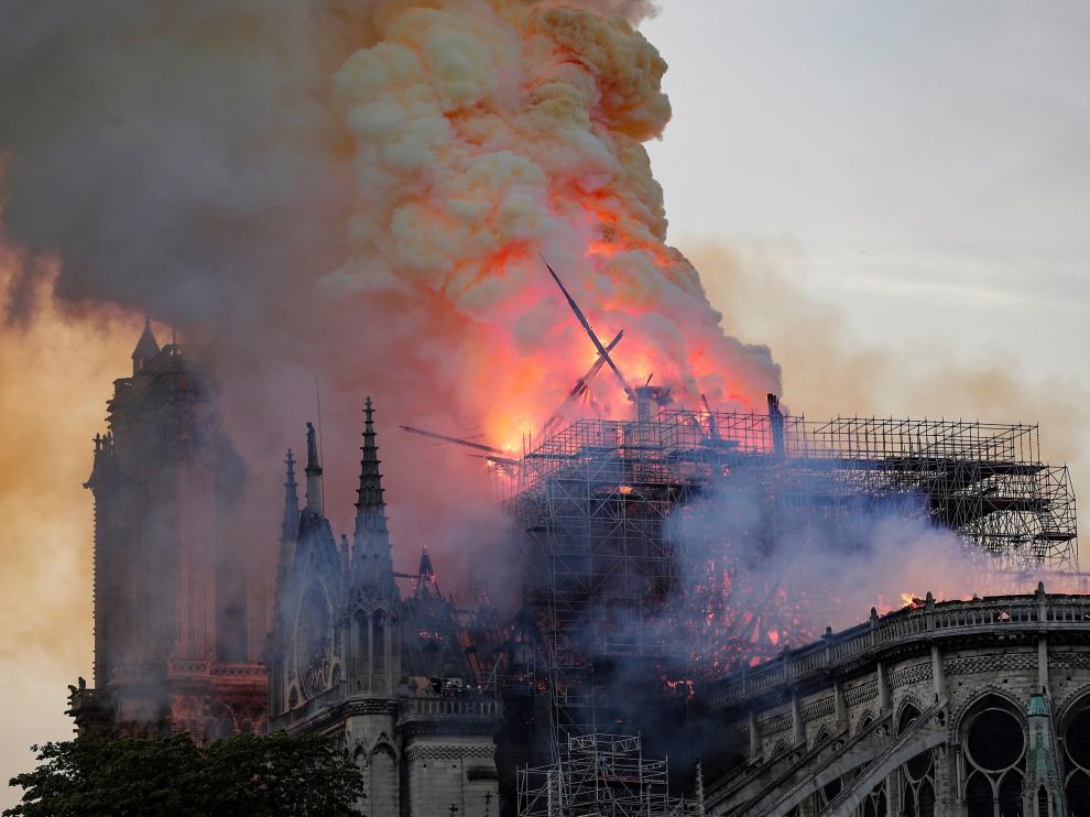 Evalúan los daños en Notre Dame tras el incendio