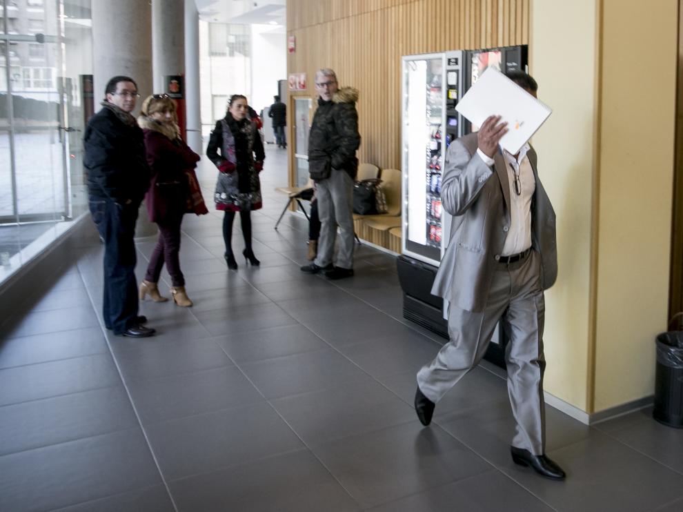 El acusado, cuando entraba al juicio en la Audiencia Provincial de Zaragoza.
