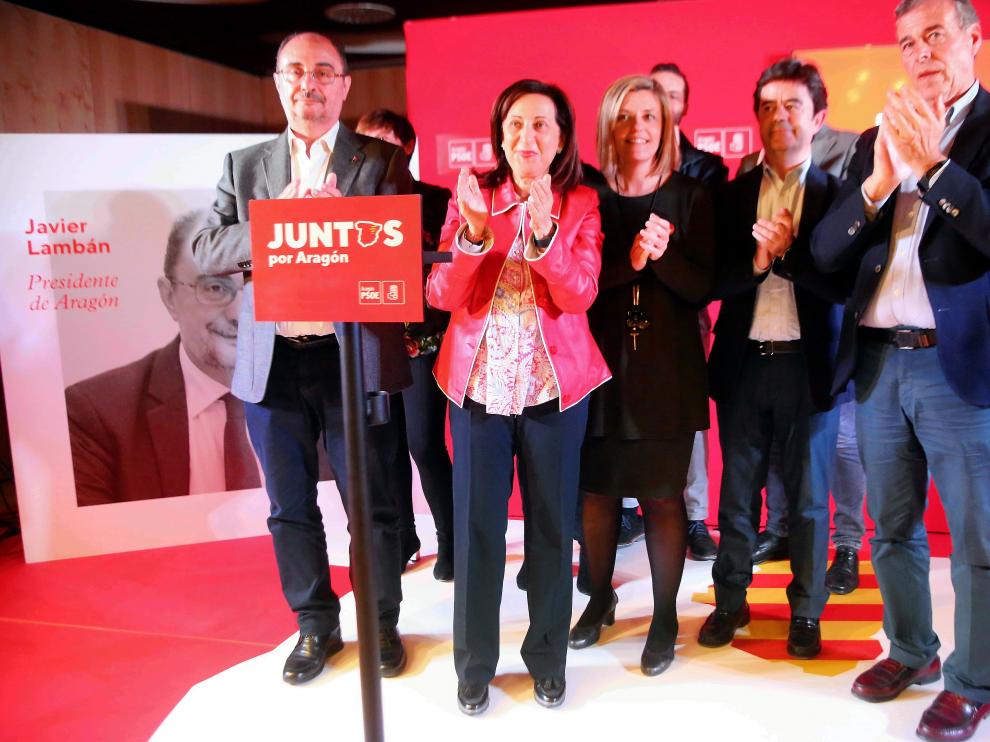 Margarita Robles, de rojo, rodeada de compañeros y candidatos del PSOE en Huesca