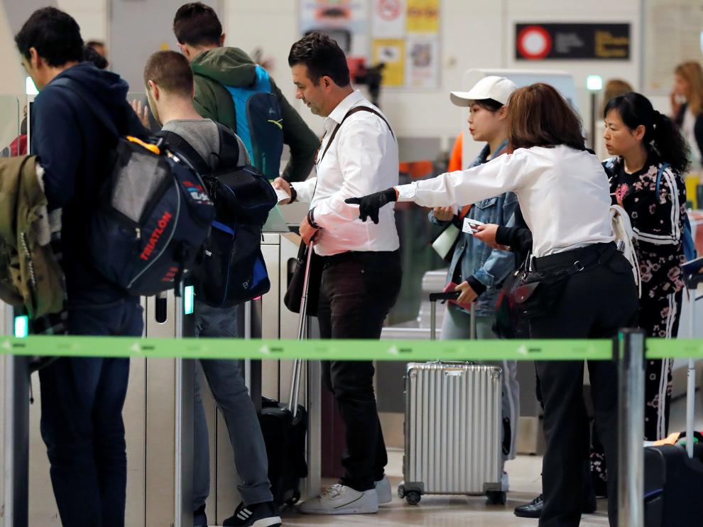Pasajeros en uno de los mostradores de la aerolínea el primer día de huelga.