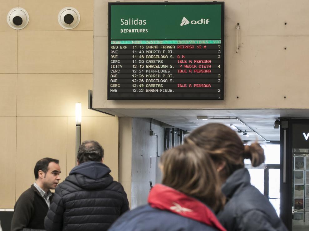 Viajeros en la Estación Delicias de Zaragoza.