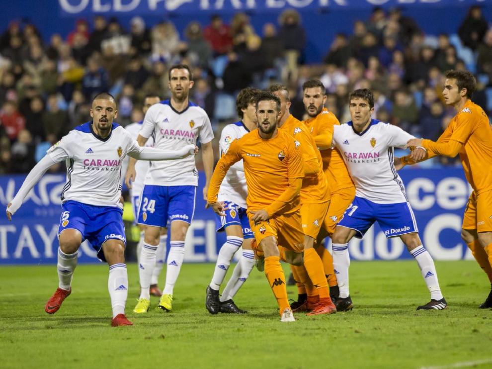 Jugada del partido Real Zaragoza-Reus del año pasado en La Romareda, que acabó 0-0 y que este curso no se jugará por eliminación del cuadro catalán por irregularidades societarias graves.