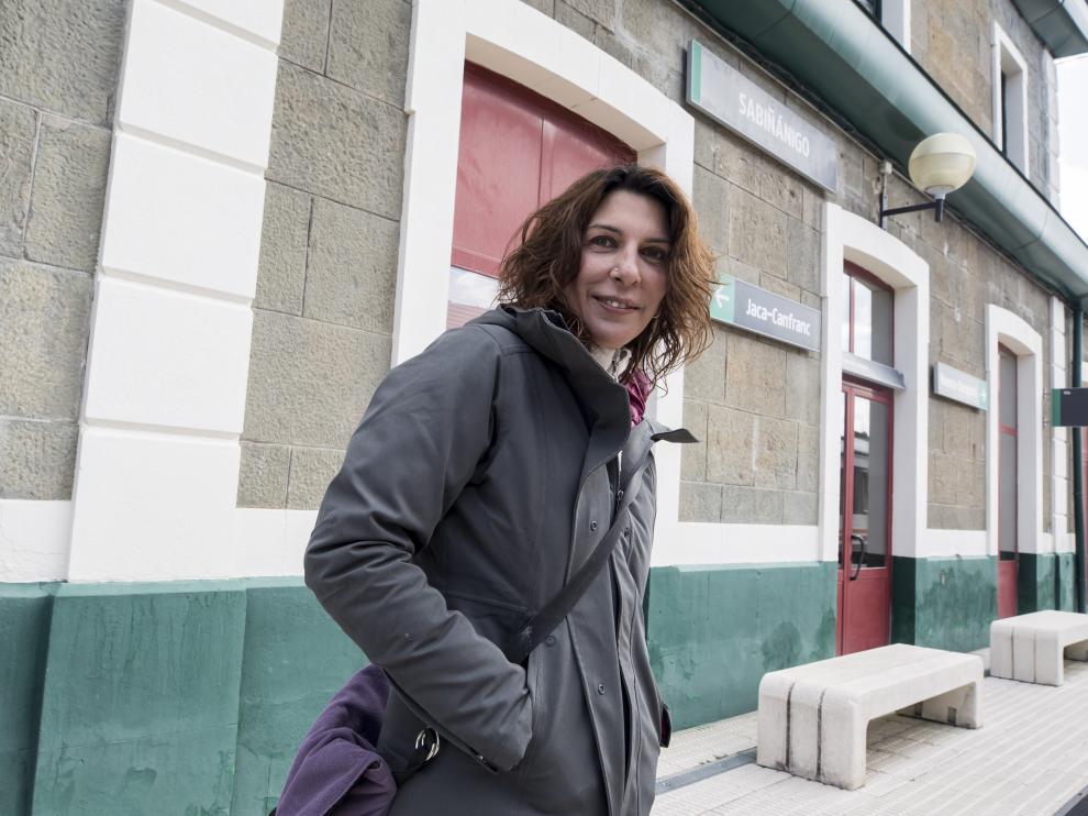 Cecilia Buil, escaladora, en la estación de Sabiñánigo.