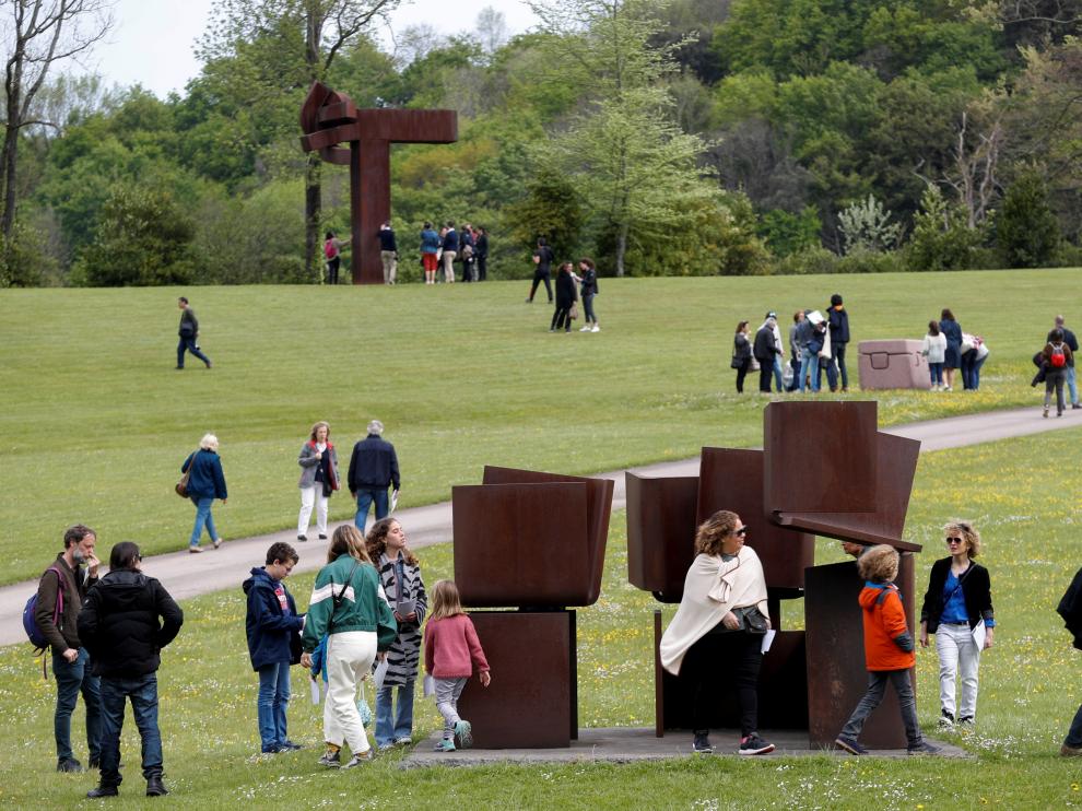 Visitas en Chillida Leku, en el primer día de su reapertura tras ocho años cerrado al público.