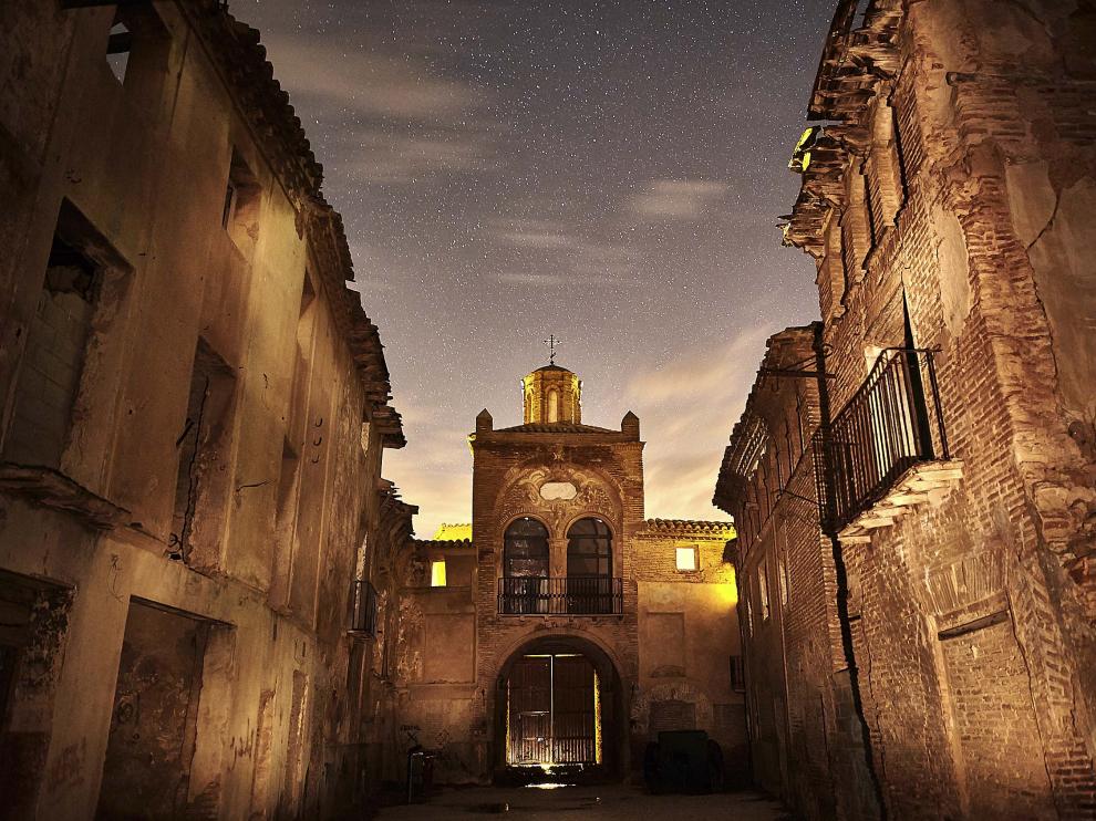 El Pueblo Viejo de Belchite puede recorrerse también en visita guiada nocturna. En la imagen, el Arco de la Villa.