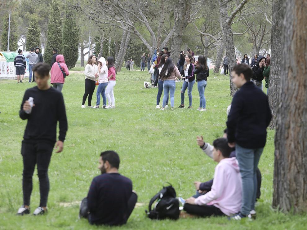 Grupos de jóvenes en la romería del cerro de San Jorge de Huesca el año pasado.