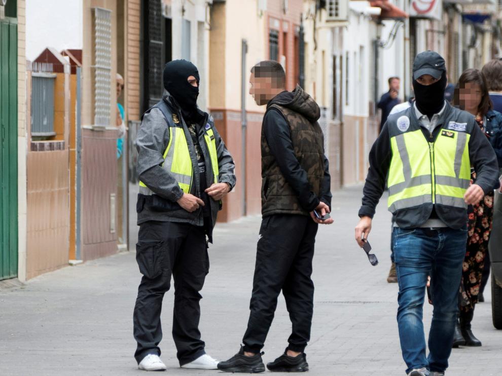 La policía registra el domicilio del presunto yihadista que pretendía atentar en Sevilla.