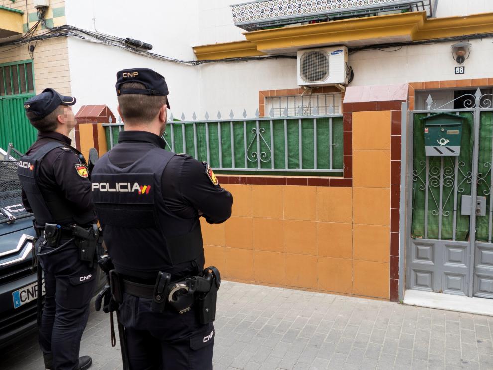 La policía registra el domicilio del presunto yihadista que pretendía atentar en Sevilla.