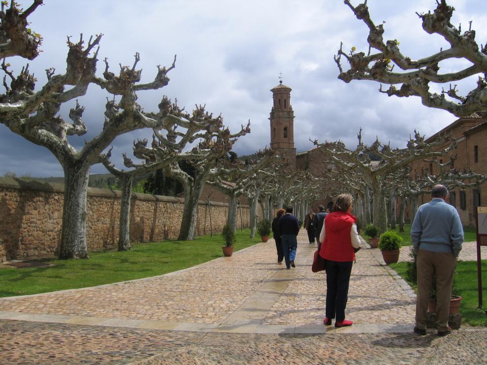 Un grupo de turistas a la entrada del Monasterio de Veruela.