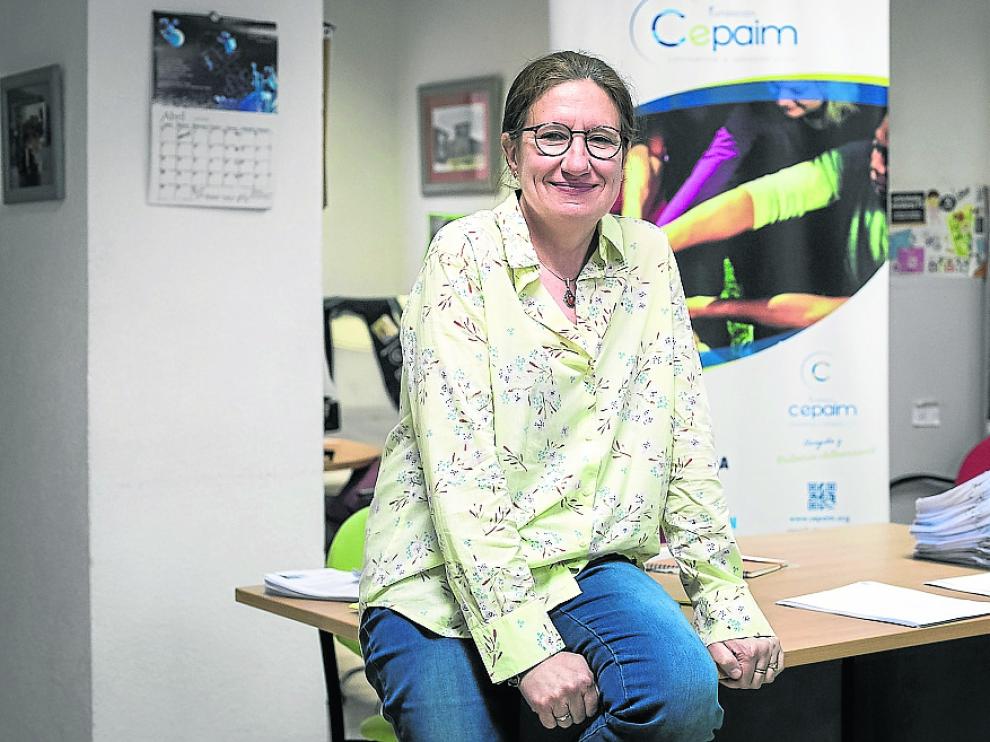 Pilar Bernado en las oficinas de la Fundación Cepaim en Zaragoza.