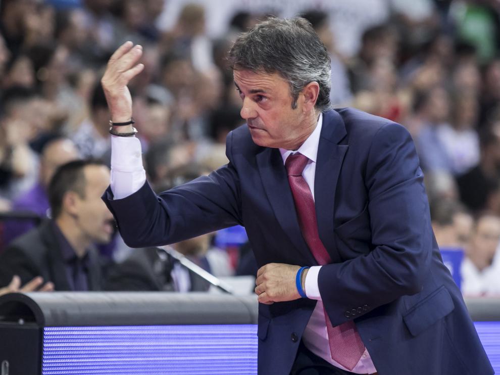 Porfirio Fisac gesticula en el partido contra el Barcelona.