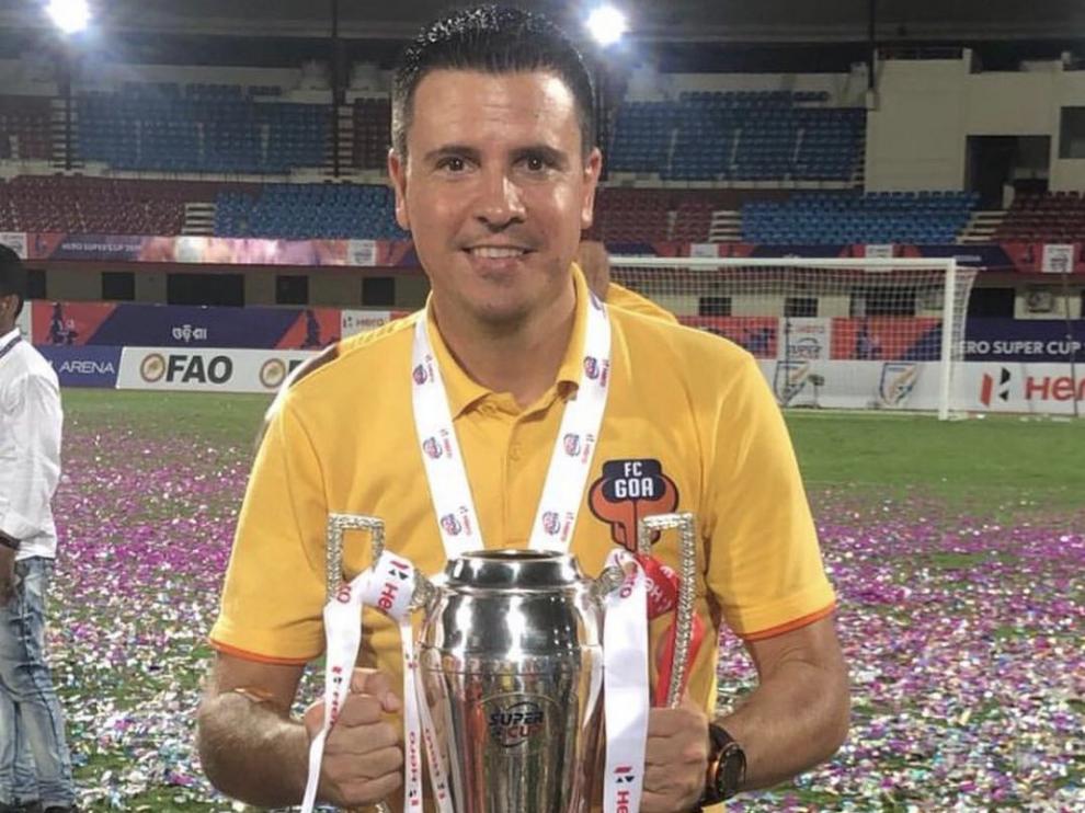 Sergio Lobera con el título de campeón de la 'hero Supercup'