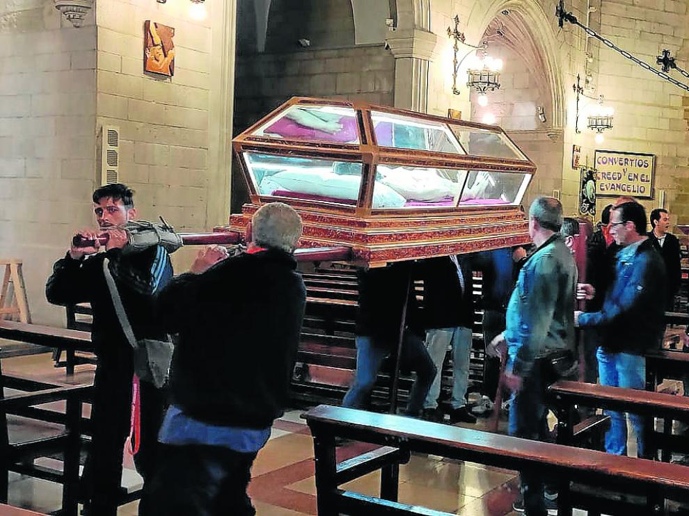 Ensayo en la iglesia. Una de las prácticas de los padres de los jóvenes que este año han recibido la confirmación y que serán los encargados de llevar el nuevo paso, el Santo Sepulcro,