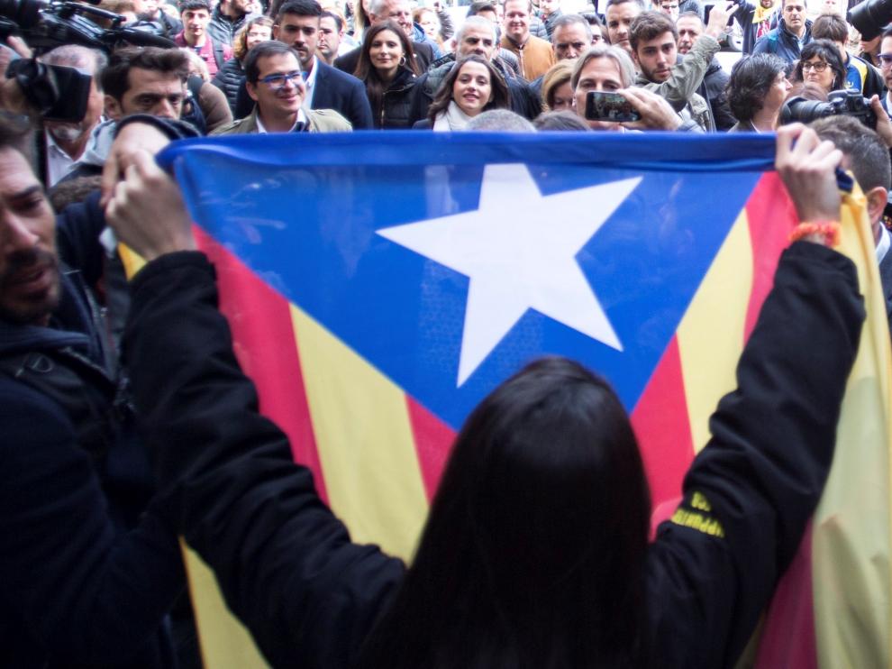 Inés Arrimadas en un acto electoral en Vic, donde ha sido increpada por independentistas.