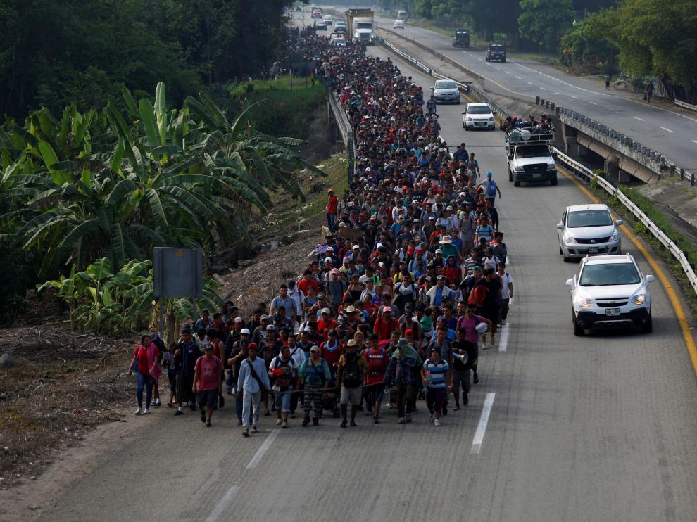 Inmigrantes de centro américa caminan durante su viaje a Estados Unidos, en Villa Comaltitlan, México.