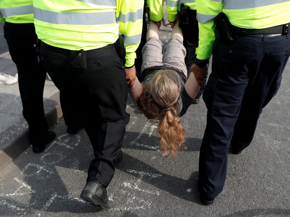 La policia se lleva detenida a una joven activista