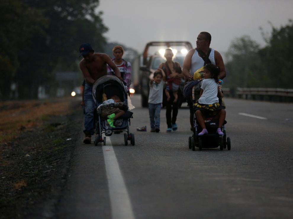 Migrantes hondureños caminan durante su viaje a Estados Unidos.