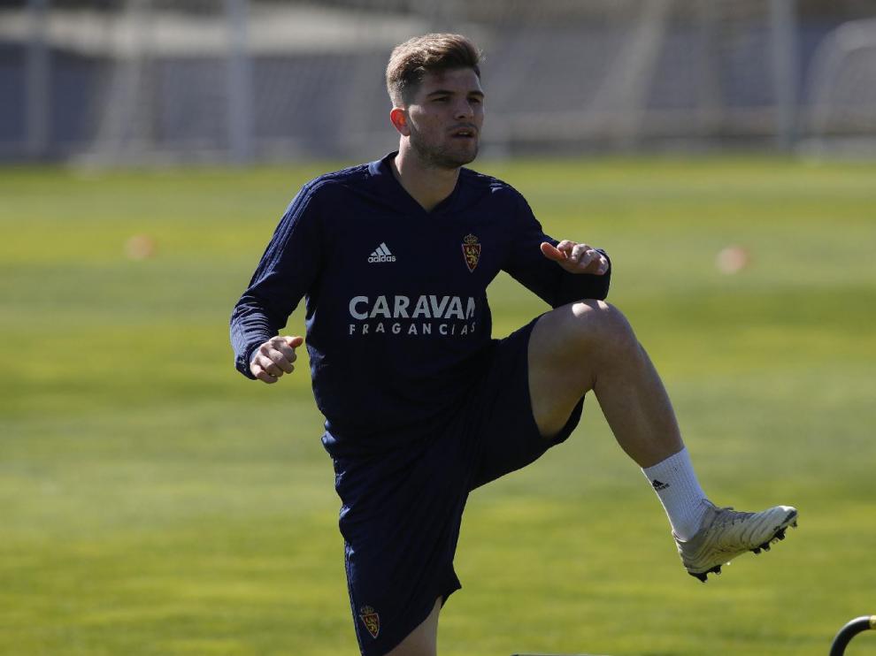 Raúl Guti se ejercita al inicio del entrenamiento en la Ciudad Deportiva.