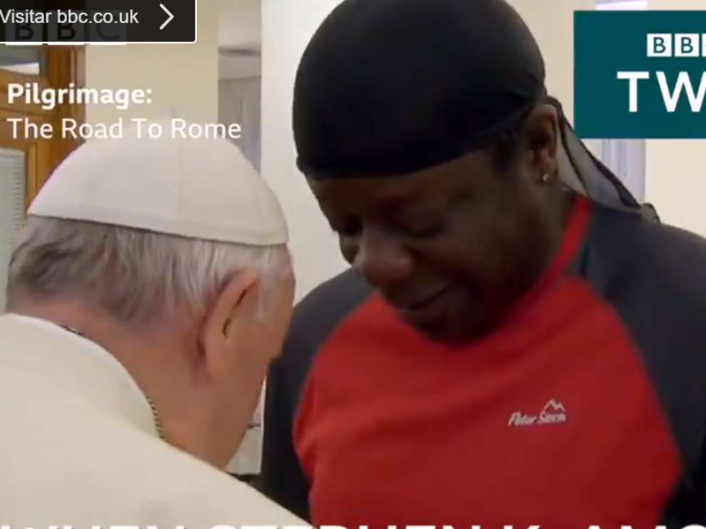 El Papa saludando al comediante británico Stephen K. Amos