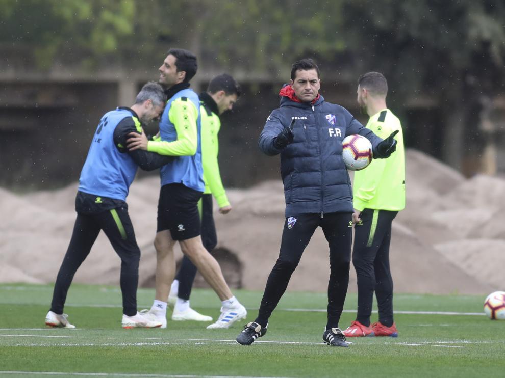 Francisco Rodríguez, durante un entrenamiento de la SD Huesca en el IES Pirámide.