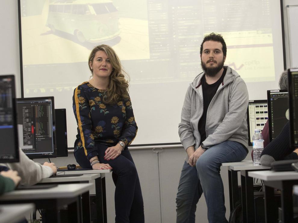 María Pilar Megino, directora del CPIFP Los Enlaces, y Athor Ortega, estudiante de FP