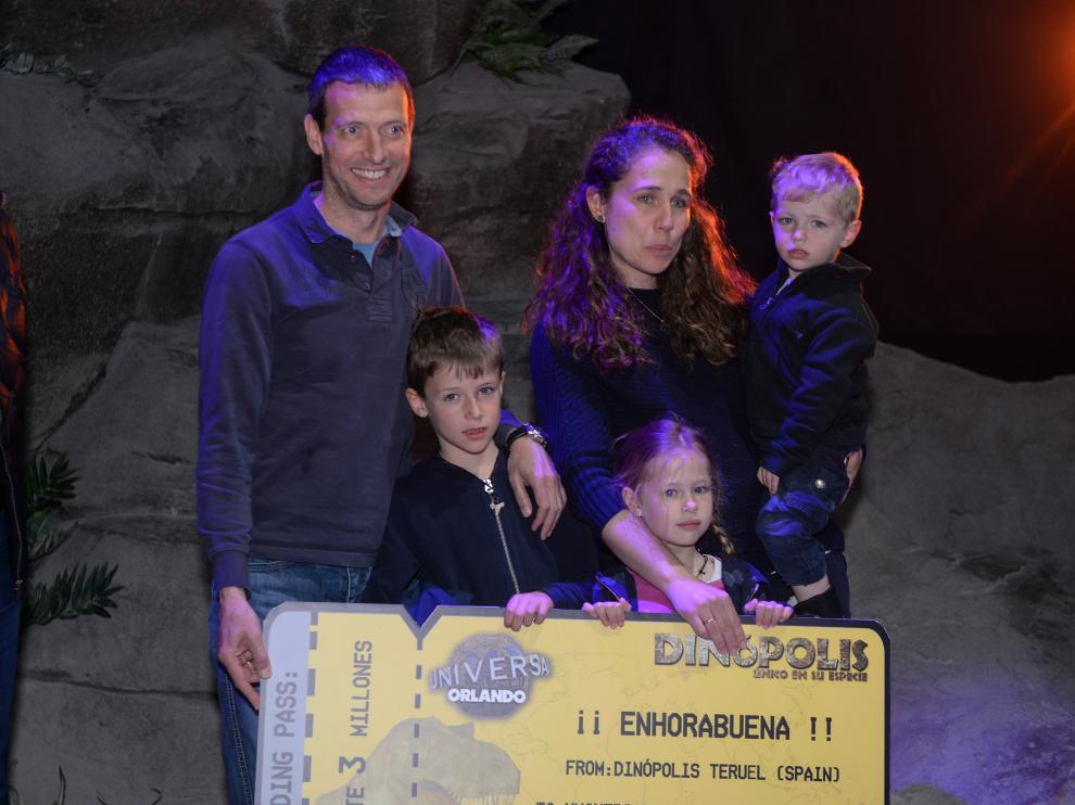 José Márquez, visitante tres millones de Dinópolis, con su familia.