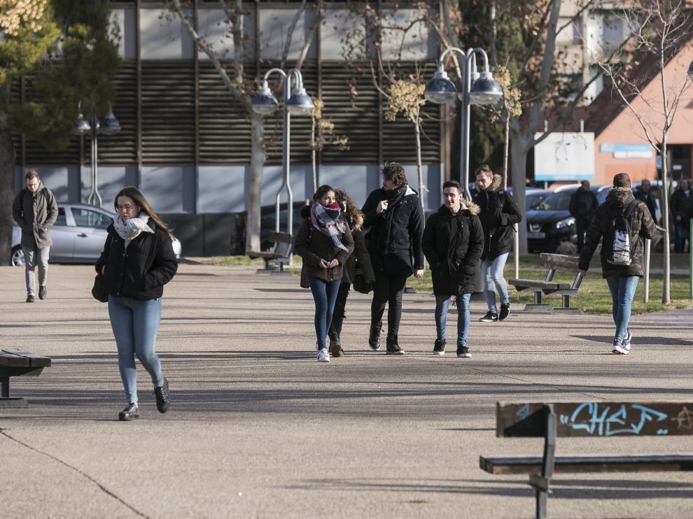 Jóvenes estudiantes pasean por el campus de la plaza de San Francisco en Zaragoza.