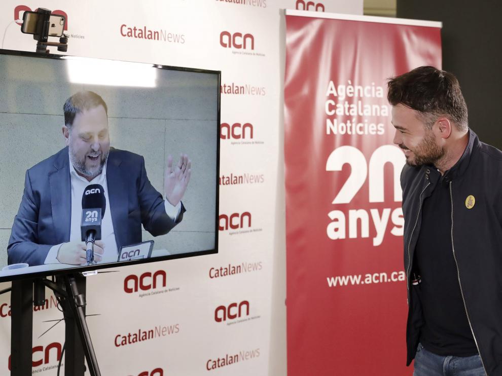 Junqueras es saludado por Rufián.