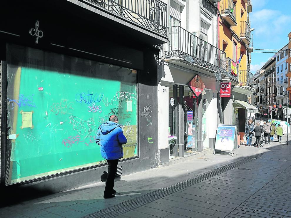 Uno de los locales comerciales cerrados en el Coso de Huesca, la calle principal de la ciudad.