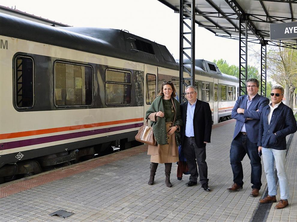 Lourdes Guillén junto a otros compañeros en la estación de Ayerbe.