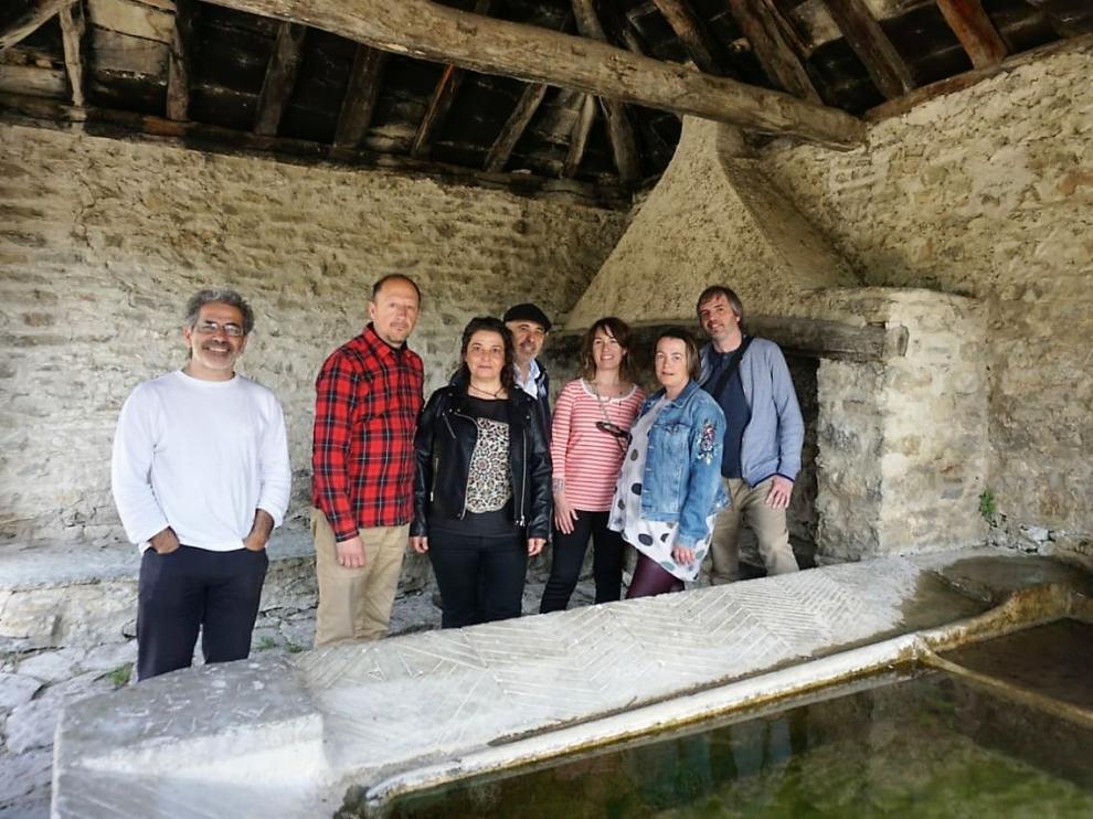 Representantes de la candidatura Unidas Podemos-Alto Aragón en Común en el lavadero de Sardas