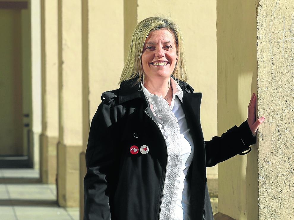 La número uno al Congreso del PSOE por Huesca, en los porches de la plaza López Allué.