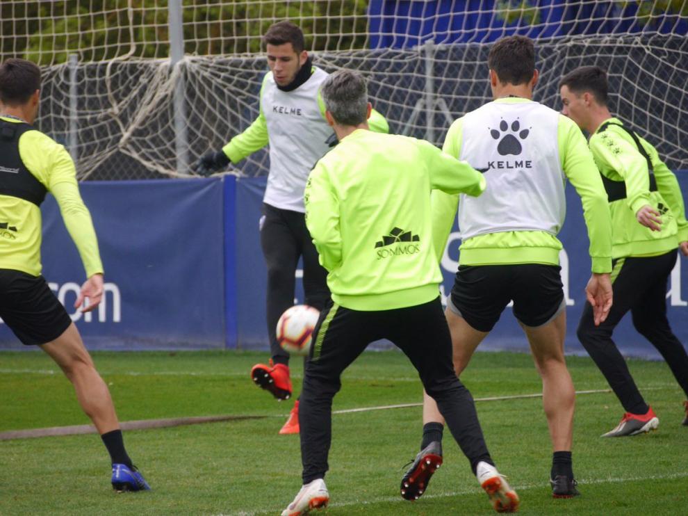Rivera controla el balón durante uno de los ejercicios en el IES Pirámide.