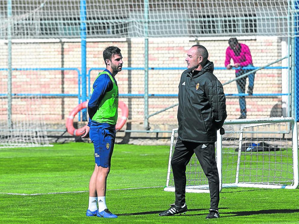 Víctor Fernández dialoga con Guitián en un entrenamiento del Real Zaragoza.