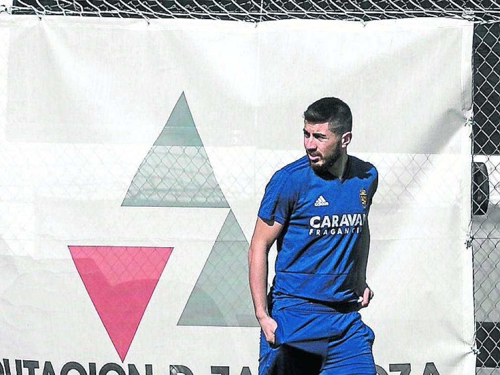 Papushvili camina hacia el gimnasio.