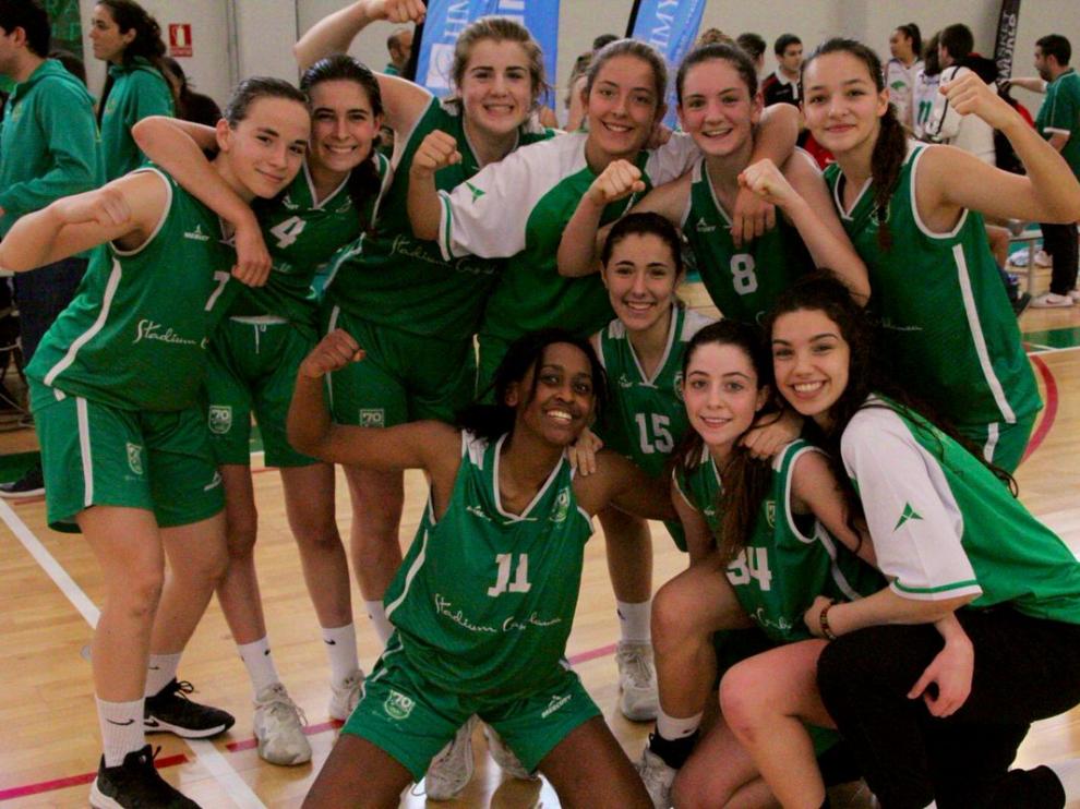 El equipo cadete del Stadium Casablanca, campeón del torneo HMY 2019, celebra su victoria en el polideportivo de El Olivar.