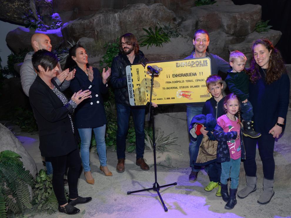 Entrega del premio al visitante número tres millones a Dinópolis.