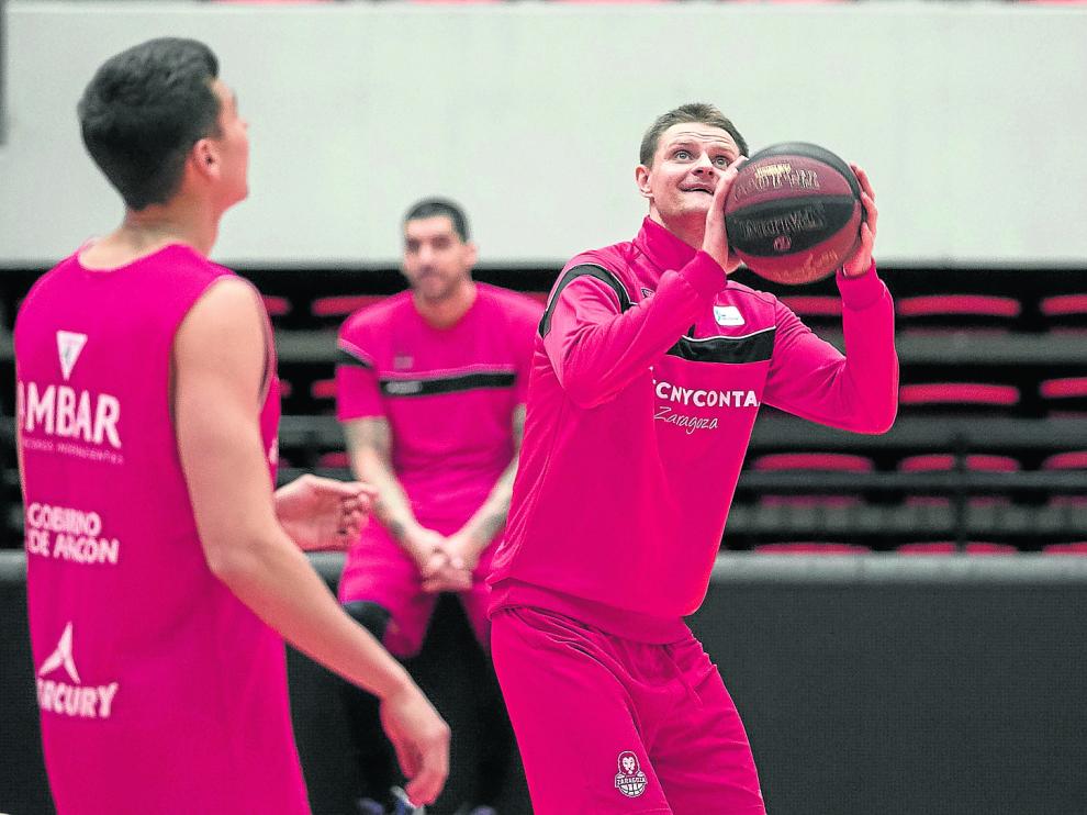 Renaldas Seibutis, escolta del Tecnyconta Zaragoza, lanza a canasta durante un entrenamiento en el pabellón Príncipe Felipe.