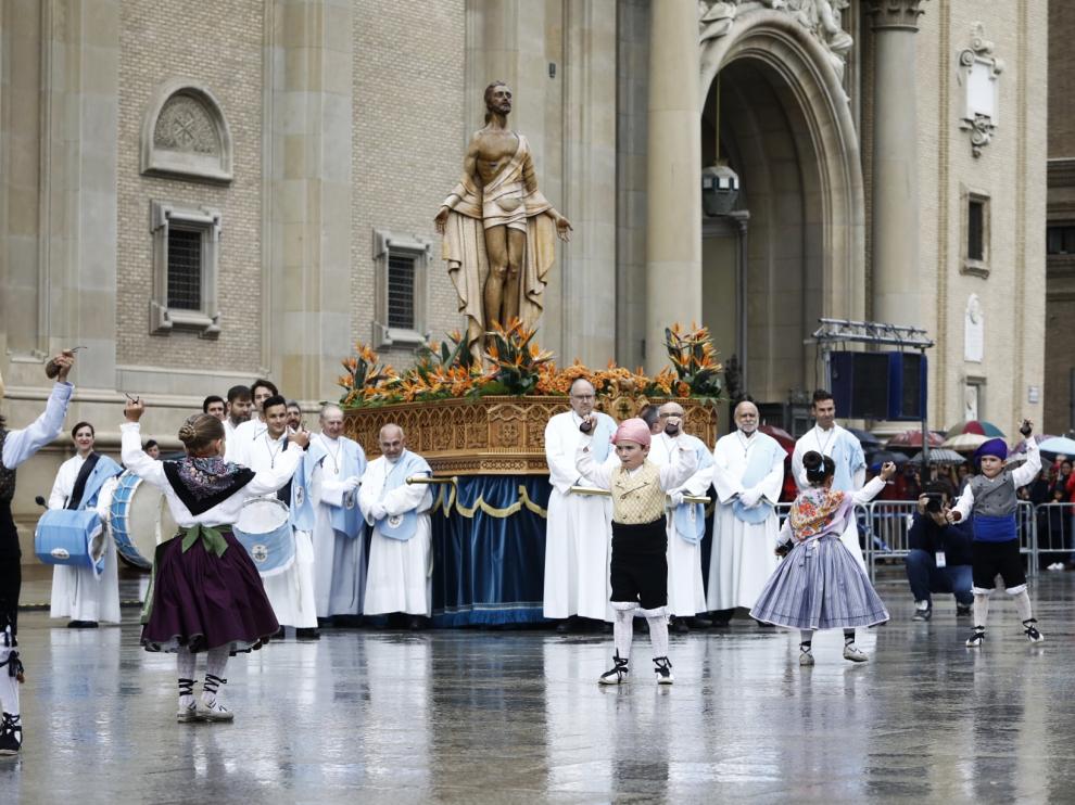 Los niños bailan jotas en la plaza del Pilar delante de la figura de Jesús Resucitado.