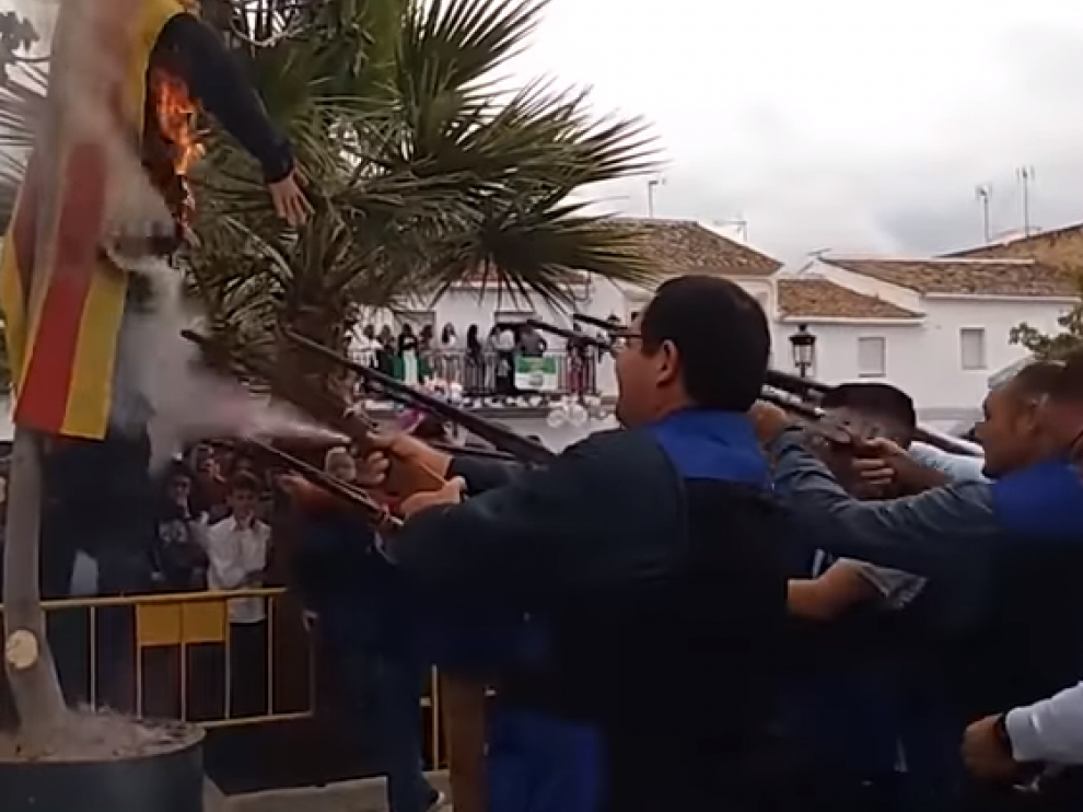 Momento en el que disparan al muñeco