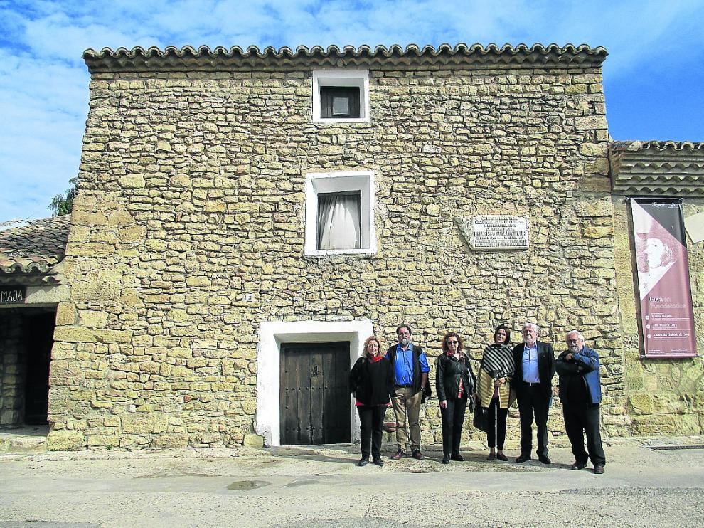 Varios de los miembros de Territorio Goya, ante la casa natal del pintor en Fuendetodos.