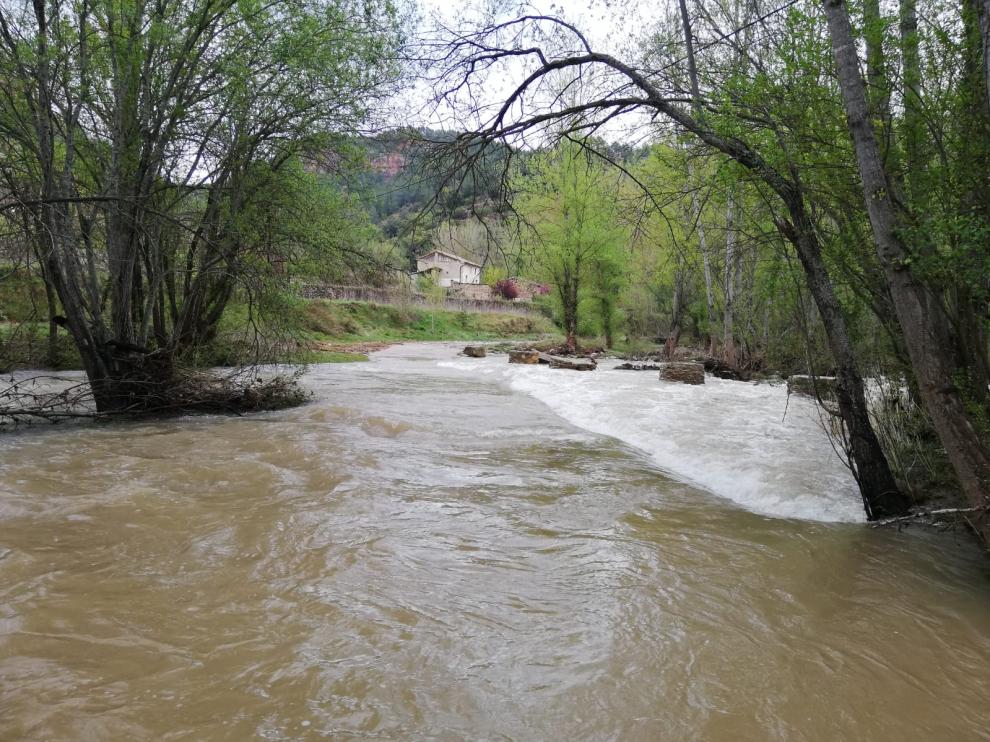 Una familia atrapada en Olba (Teruel) tras la riada del pasado viernes.